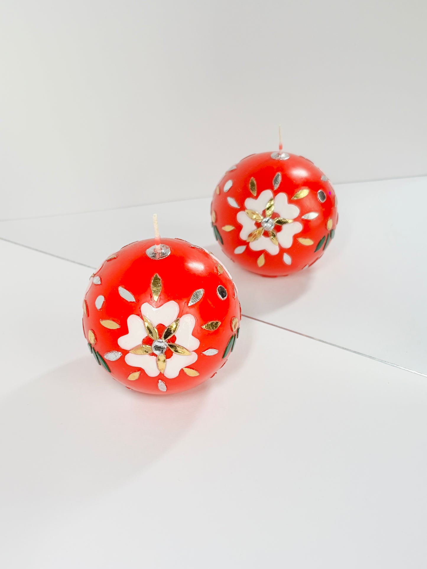 Winter Blossom Sphere Candle – Red