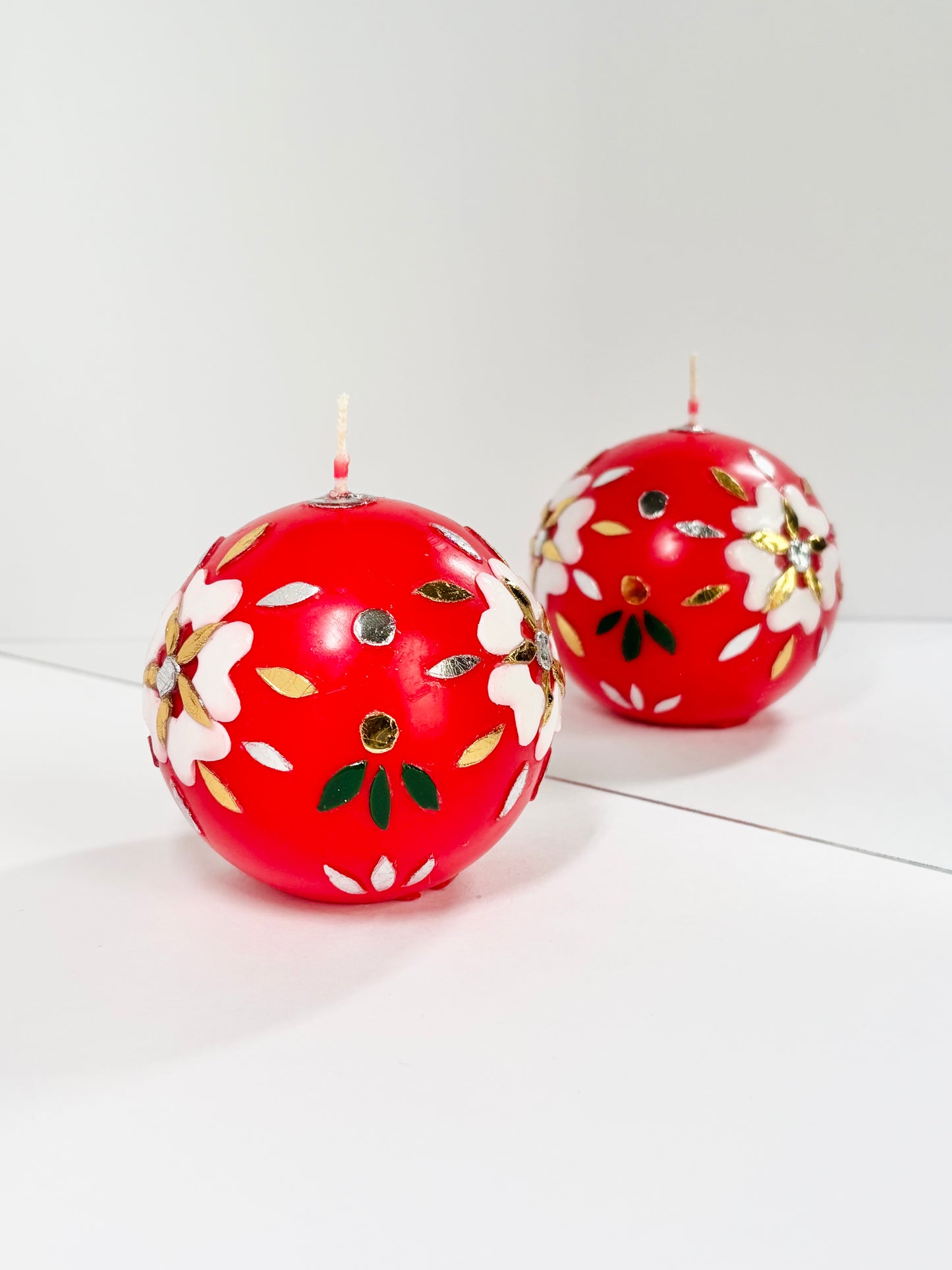 Winter Blossom Sphere Candle – Red