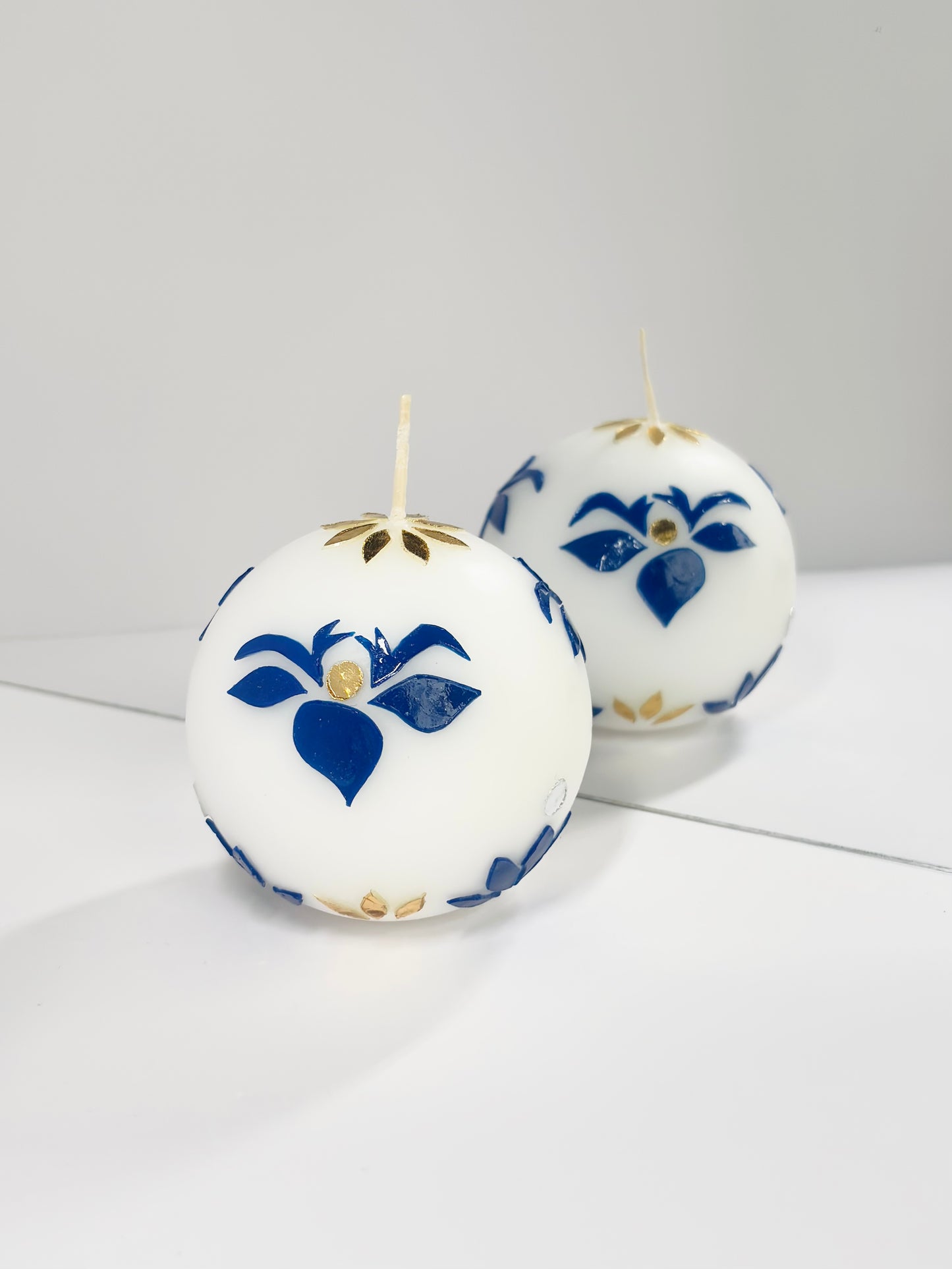 Snow Iris Ball Candle – White and Blue