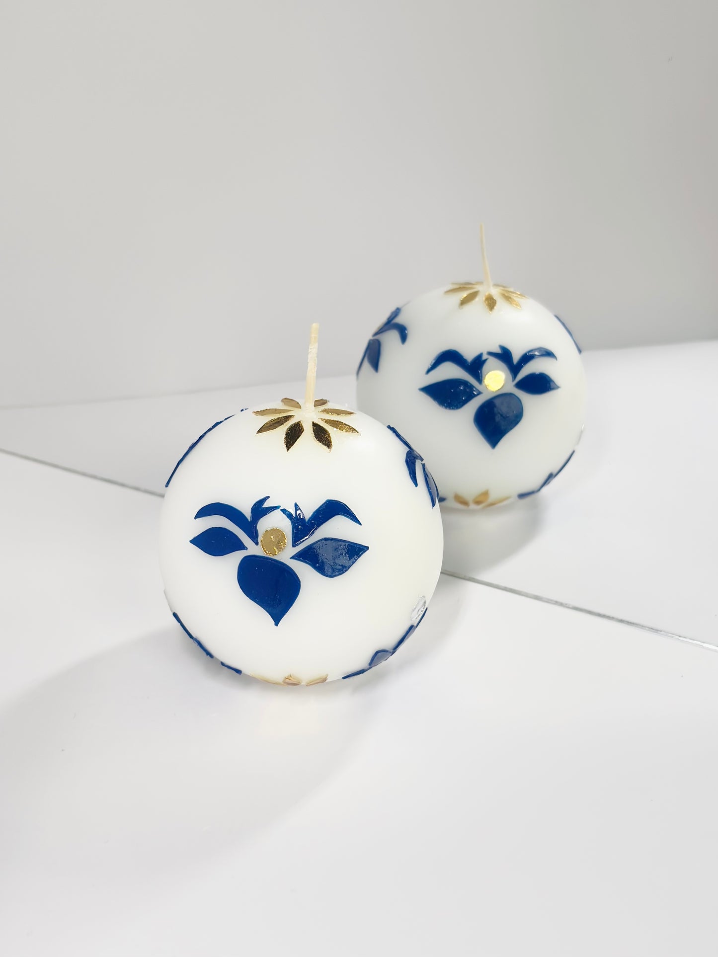 Snow Iris Ball Candle – White and Blue