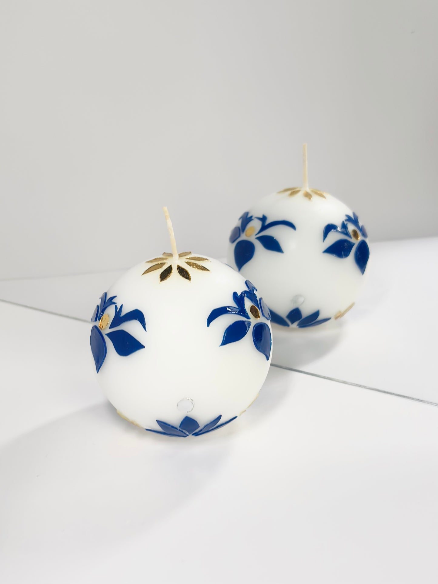 Snow Iris Ball Candle – White and Blue